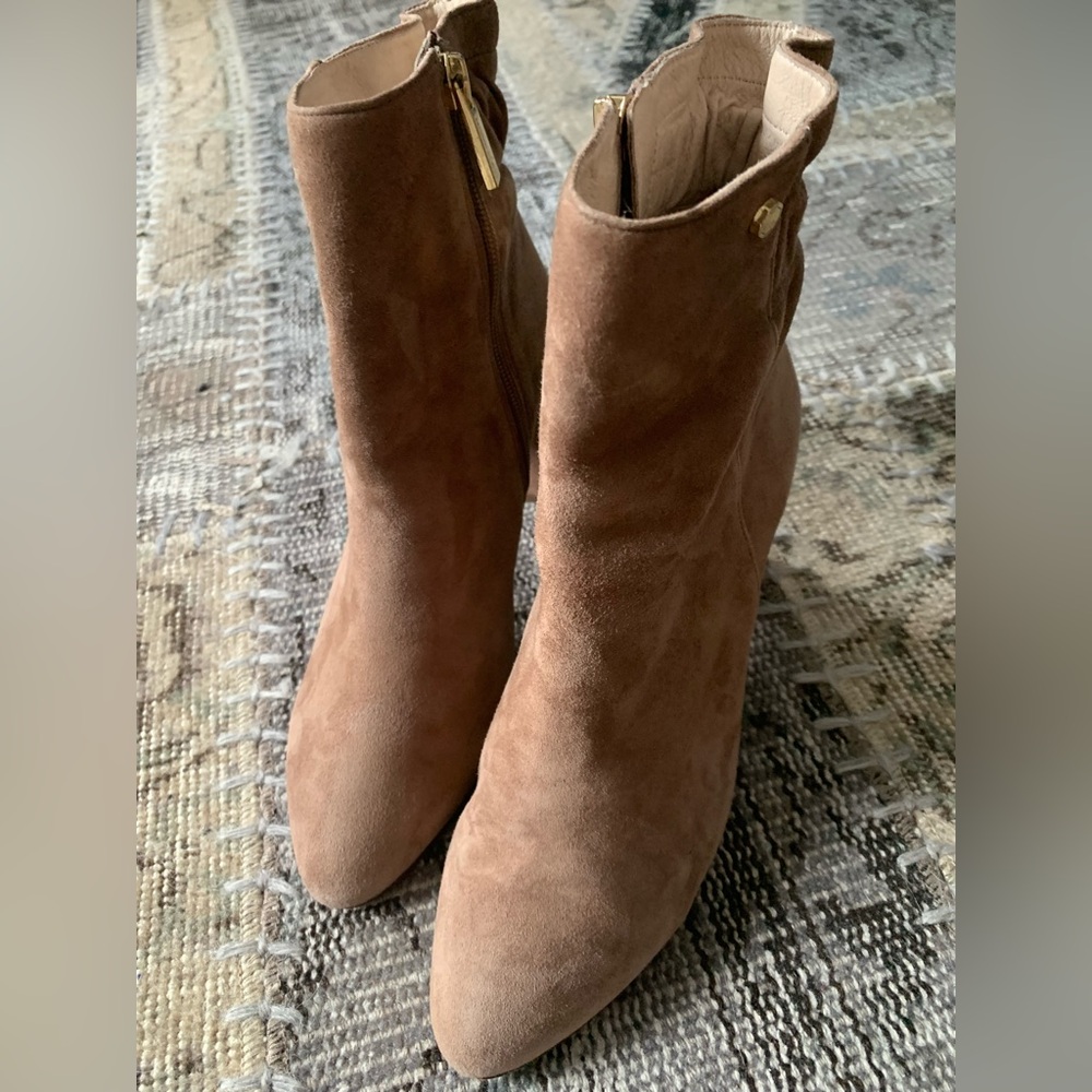 Louise et Cie tan / beige Shayna Suede Block Heel Ankle Booties